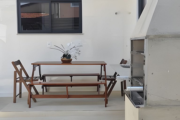 Casa NOVA c/ ar e tv em todos quartos e garagem