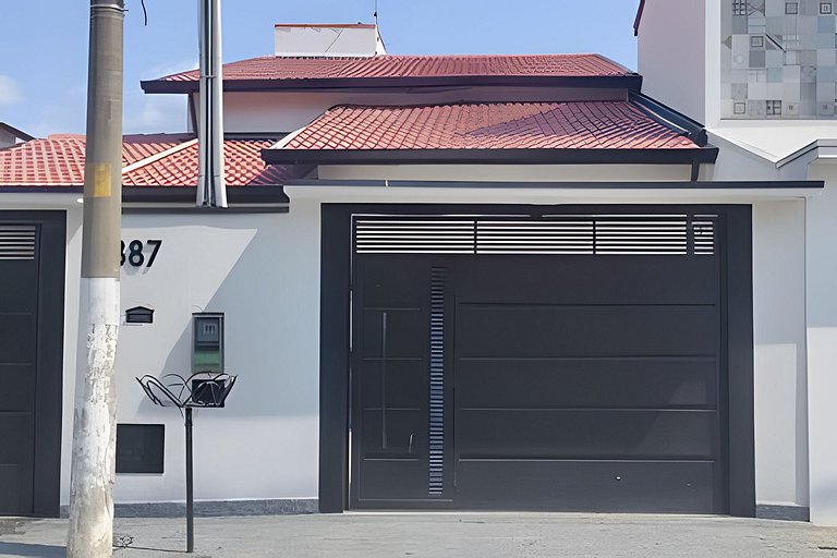 Casa NOVA c/ ar e tv em todos quartos e garagem