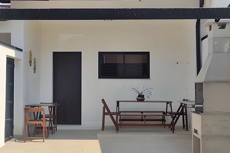 Casa NOVA c/ ar e tv em todos quartos e garagem