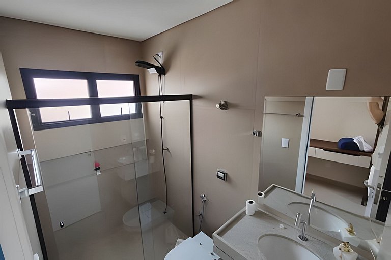 Casa NOVA c/ ar e tv em todos quartos e garagem