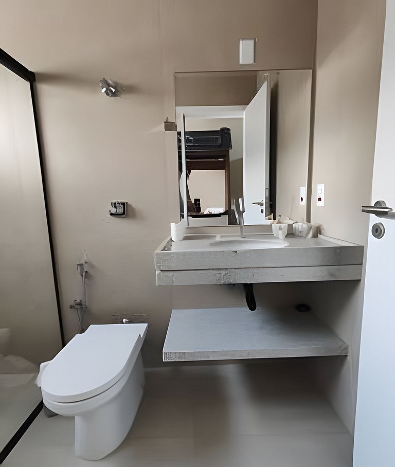 Casa NOVA c/ ar e tv em todos quartos e garagem