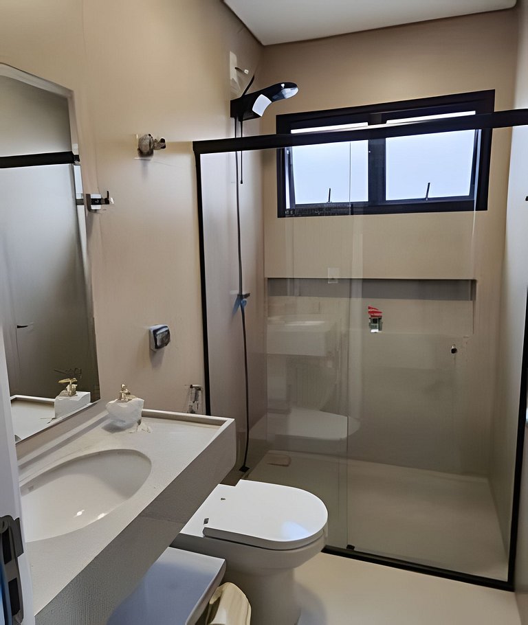 Casa NOVA c/ ar e tv em todos quartos e garagem