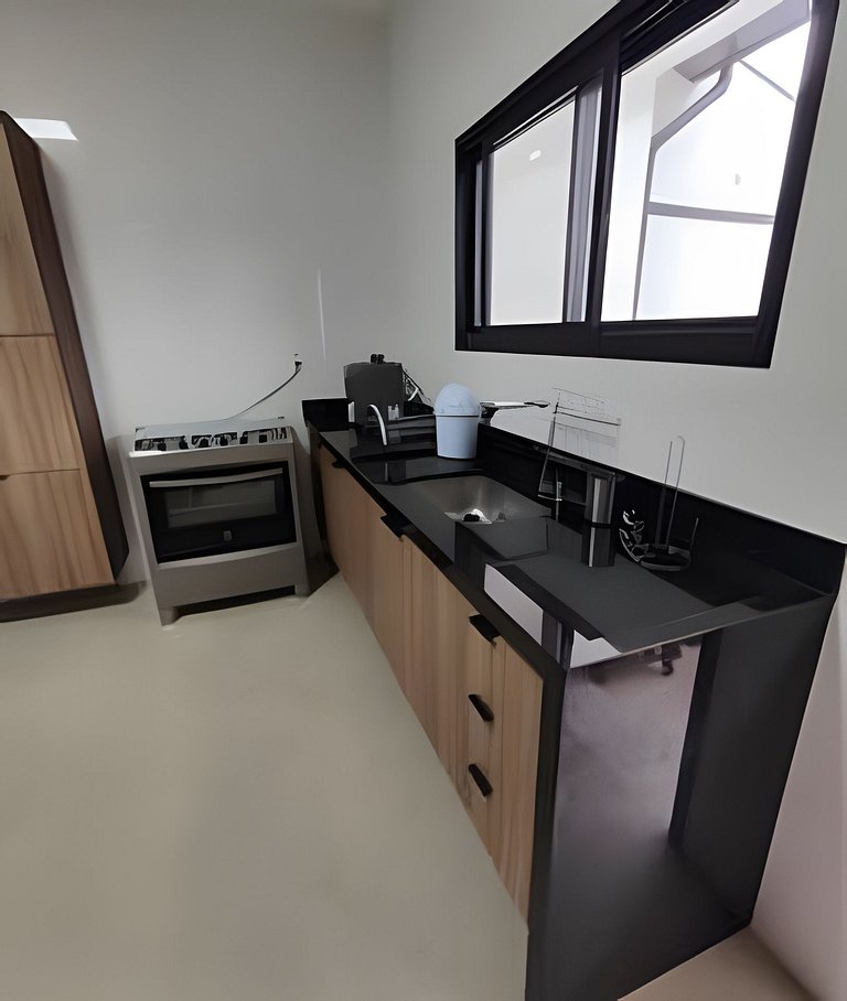 Casa NOVA c/ ar e tv em todos quartos e garagem