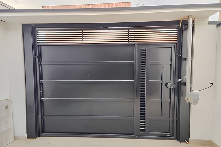 Casa NOVA c/ ar e tv em todos quartos e garagem