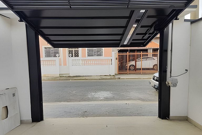 Casa NOVA c/ ar e tv em todos quartos e garagem