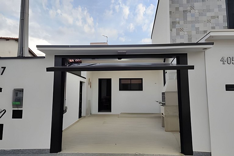 Casa NOVA c/ ar e tv em todos quartos e garagem