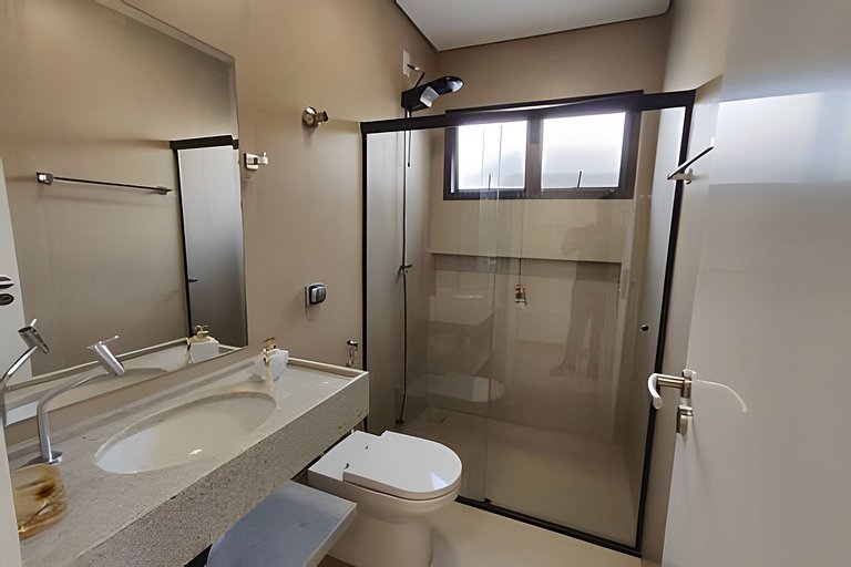 Casa NOVA c/ ar e tv em todos quartos e garagem