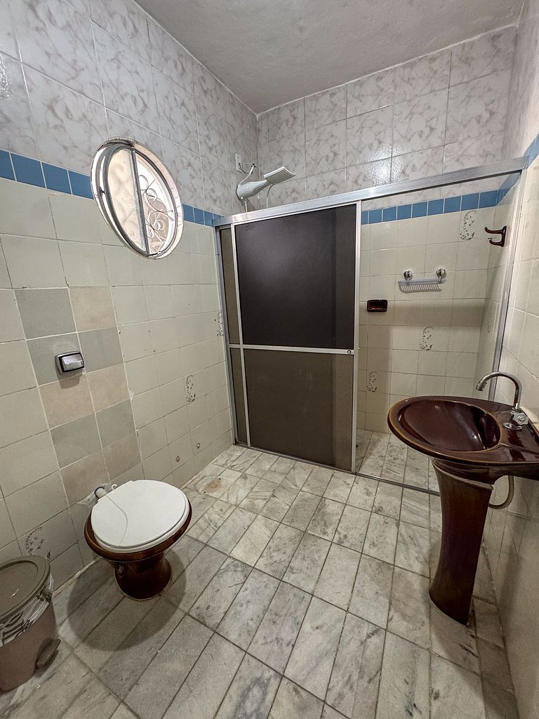 Casa ampla com 3 quartos e ar-cond