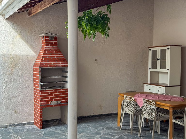 Casa ampla com 3 quartos e ar-cond