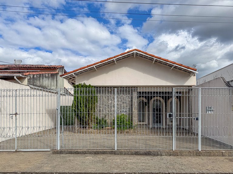 Casa ampla com 3 quartos e ar-cond